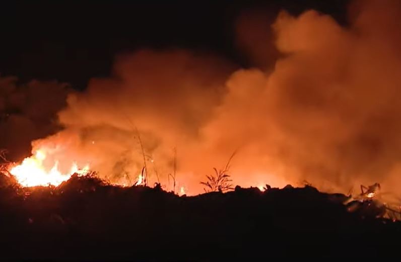 Incêndio em lixão deixa moradores apavorados em Manaus 