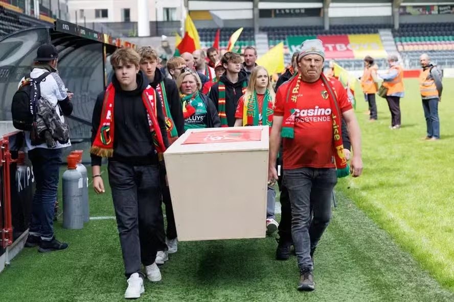 Clube declara falência e torcida faz funeral simbólico em estádio