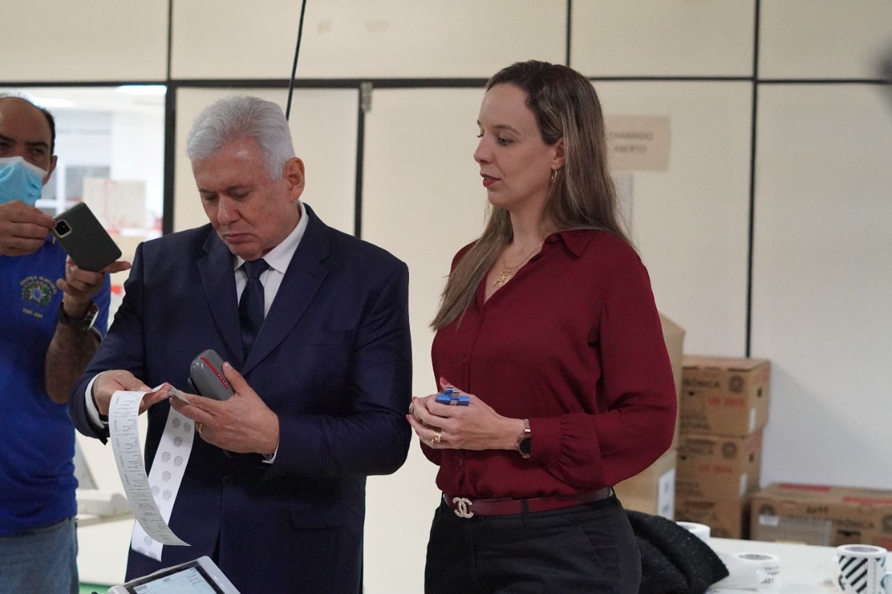 Presidente do TRE visita Central de Urnas Eletrônicas em Manaus