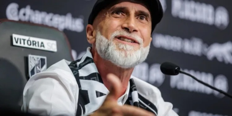 Vasco avança negociação e encaminha contratação do técnico Álvaro Pacheco