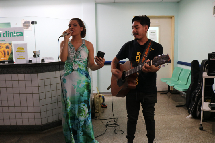 Miss Rondônia Khrystma Siberth canta para pacientes durante visita a FCecon