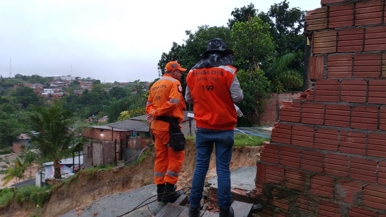 Rua alaga e muro vai ao chão durante temporal em Manaus 