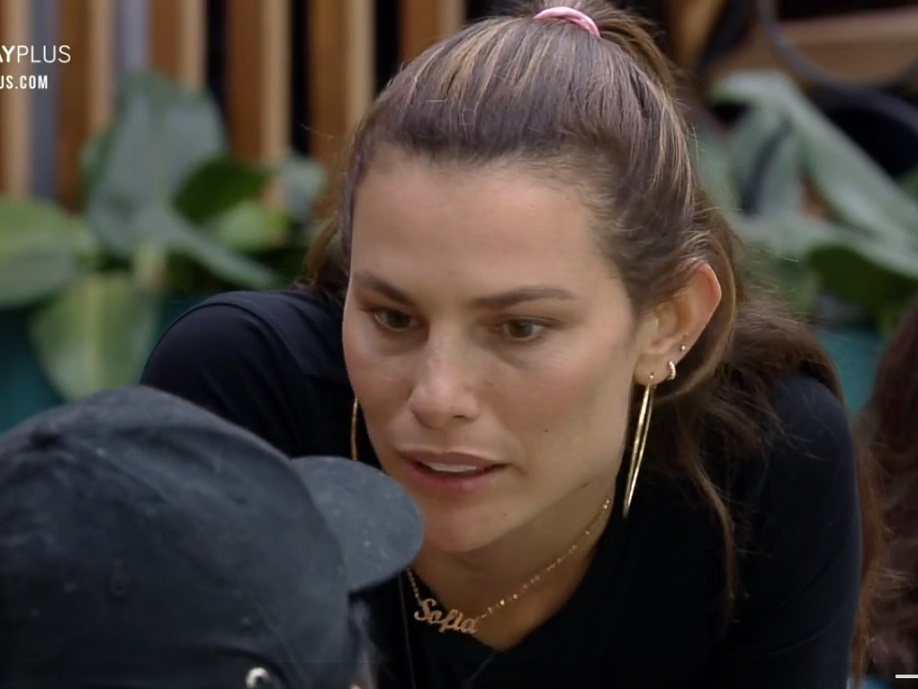 Carro de som invade A Fazenda e manda recado sobre Day e MC Gui