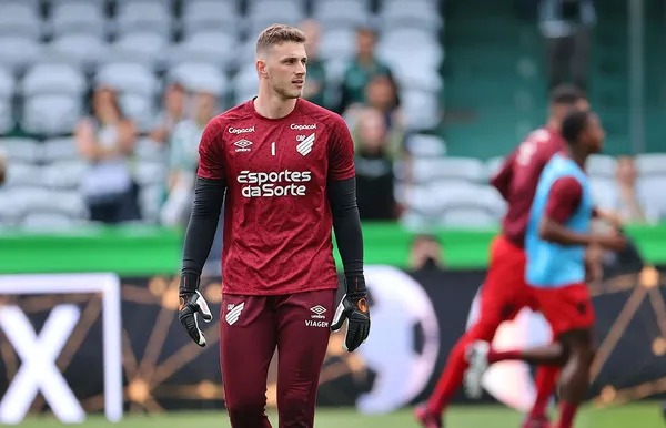 Ederson é cortado da seleção brasileira e Diniz convoca Bento