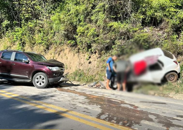 Carro é arremessado de estrada durante acidente na BR-174