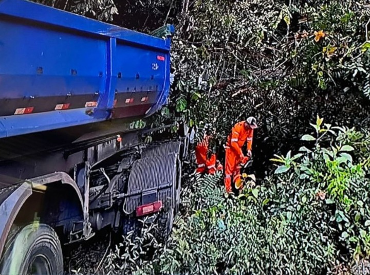 Acidente entre carreta e carro deixa 1 morto e 2 feridos na BR-174