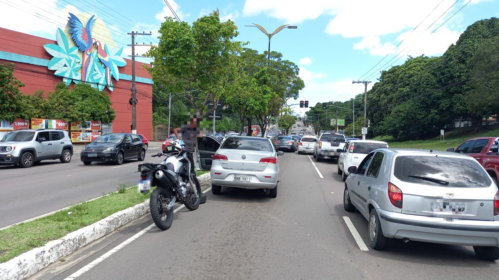 Acidente entre carro e moto deixa trânsito lento na zona oeste de Manaus