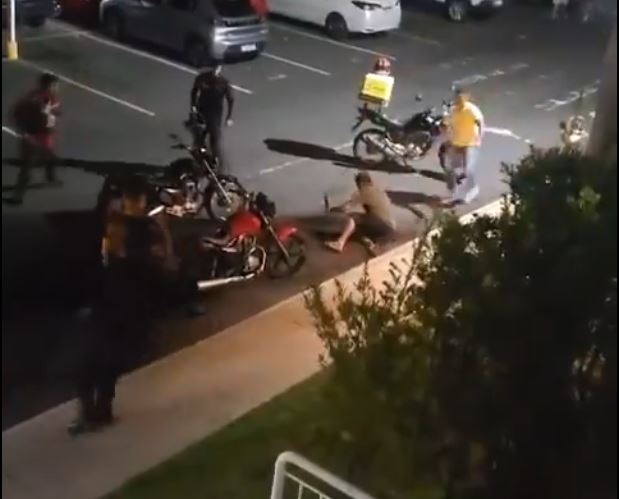 Homem espancado por motoboys em condomínio deixa hospital em Manaus