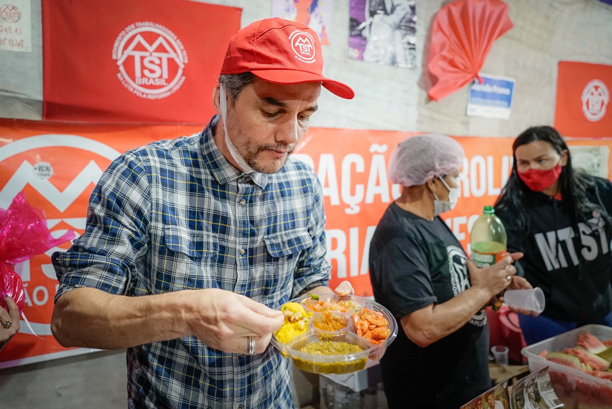 Wagner Moura gera discussão após foto comendo camarão em ocupação do MTST 