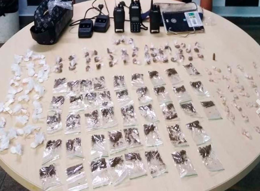 Dupla é presa com rádios comunicadores e drogas dentro de pousada em Manaus