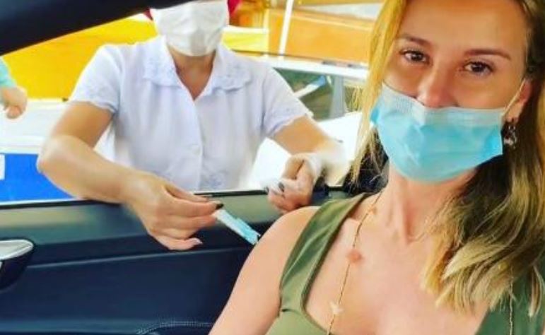 Com máscara na boca e nariz de fora, mulher de Flávio Bolsonaro toma vacina