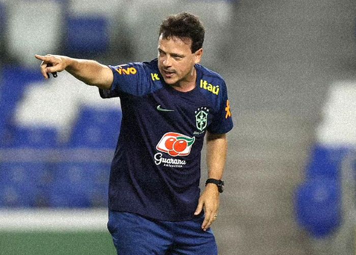 Vácuo de poder na CBF faz Diniz assumir responsabilidade para além do campo