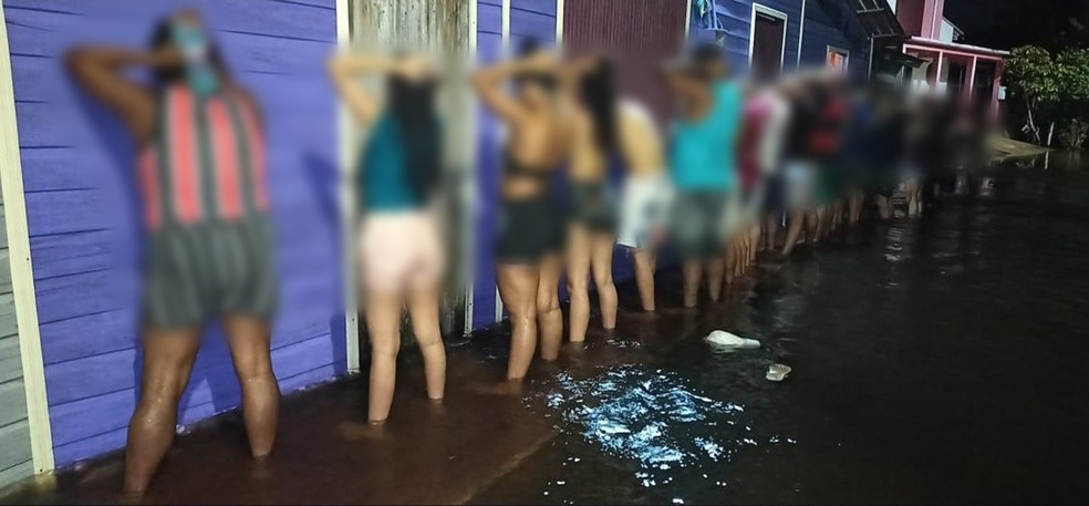 Polícia interrompe festa clandestina em cheia de rio e 26 são presos 