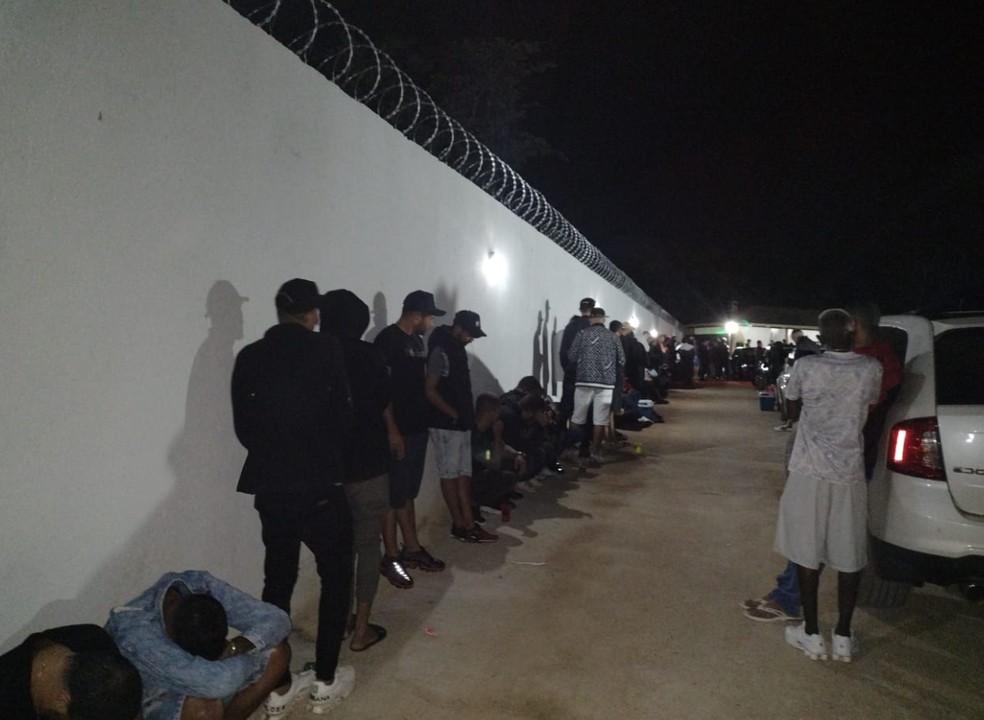 Polícia fecha festa clandestina com 300 pessoas e armas em Minas Gerais