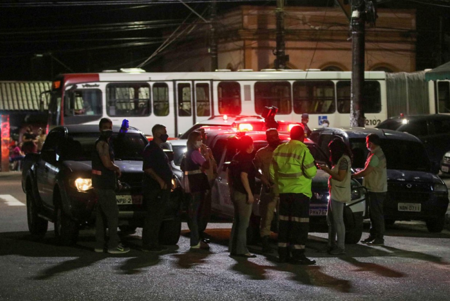 Festa clandestina e bares são fechados durante feriado em Manaus 