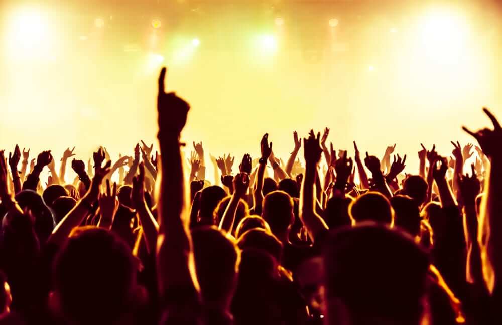 Festival teste aglomera 5 mil pessoas sem máscara na Inglaterra