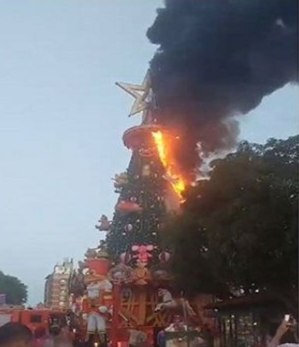 Curto-circuito em luzes causou incêndio em árvore de Natal em Manaus