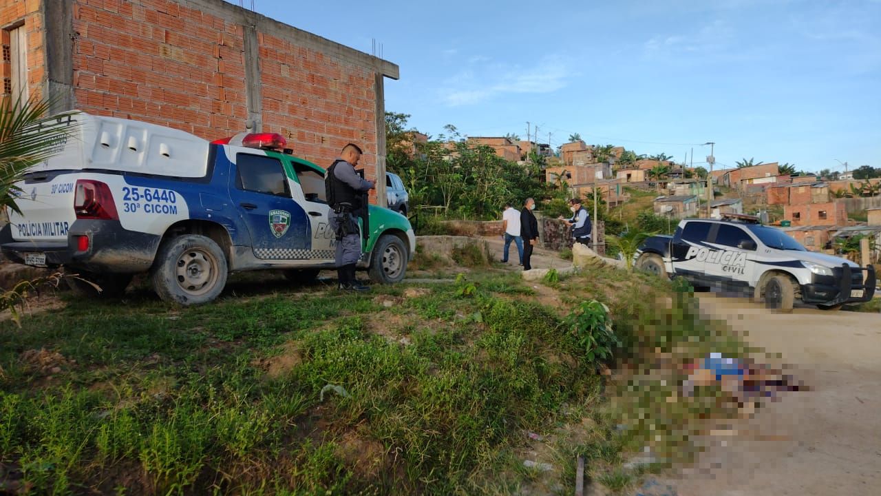 Com bilhete no peito, detento é achado morto dentro de invasão em Manaus 