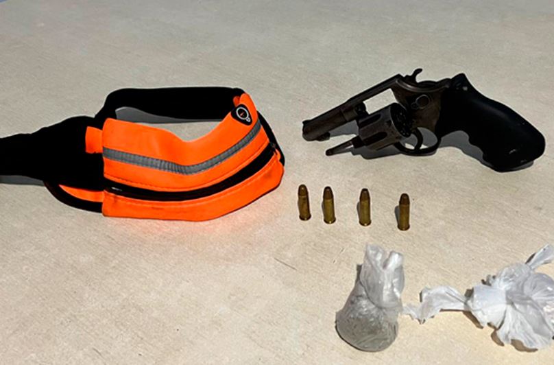 Homem é preso ao ser flagrado com arma e drogas em Manaus