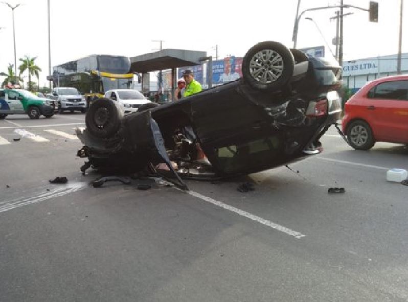 Carro fica destruído ao capotar no meio da Av. Torquato Tapajós 