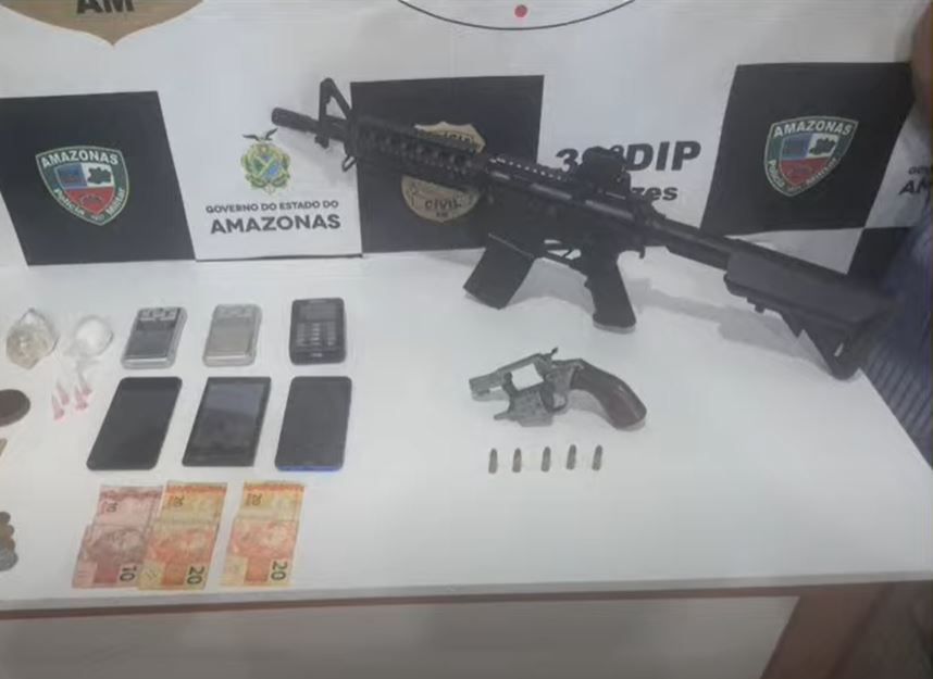 Dupla é presa com drogas, arma e fuzil falso no Amazonas 