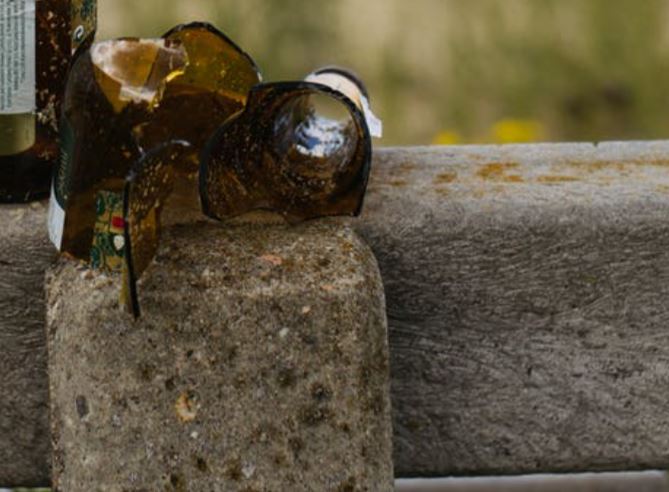 Morador de rua é atacado a golpes de gargalo de garrafa em Manaus