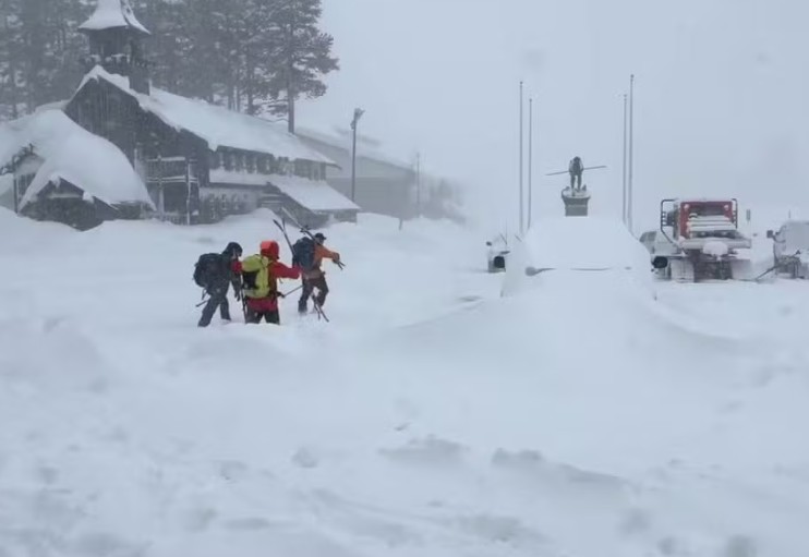 Avalanche deixa nove esquiadores desaparecidos na Califórnia