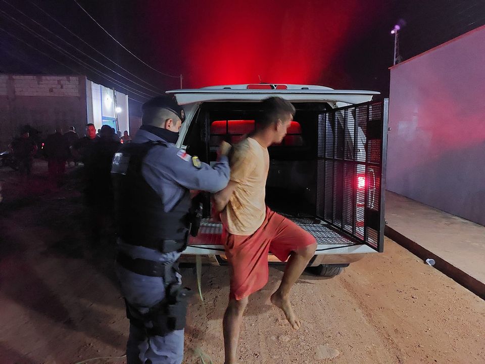 Homem esfaqueia criança e mulher dentro de igreja no Amazonas