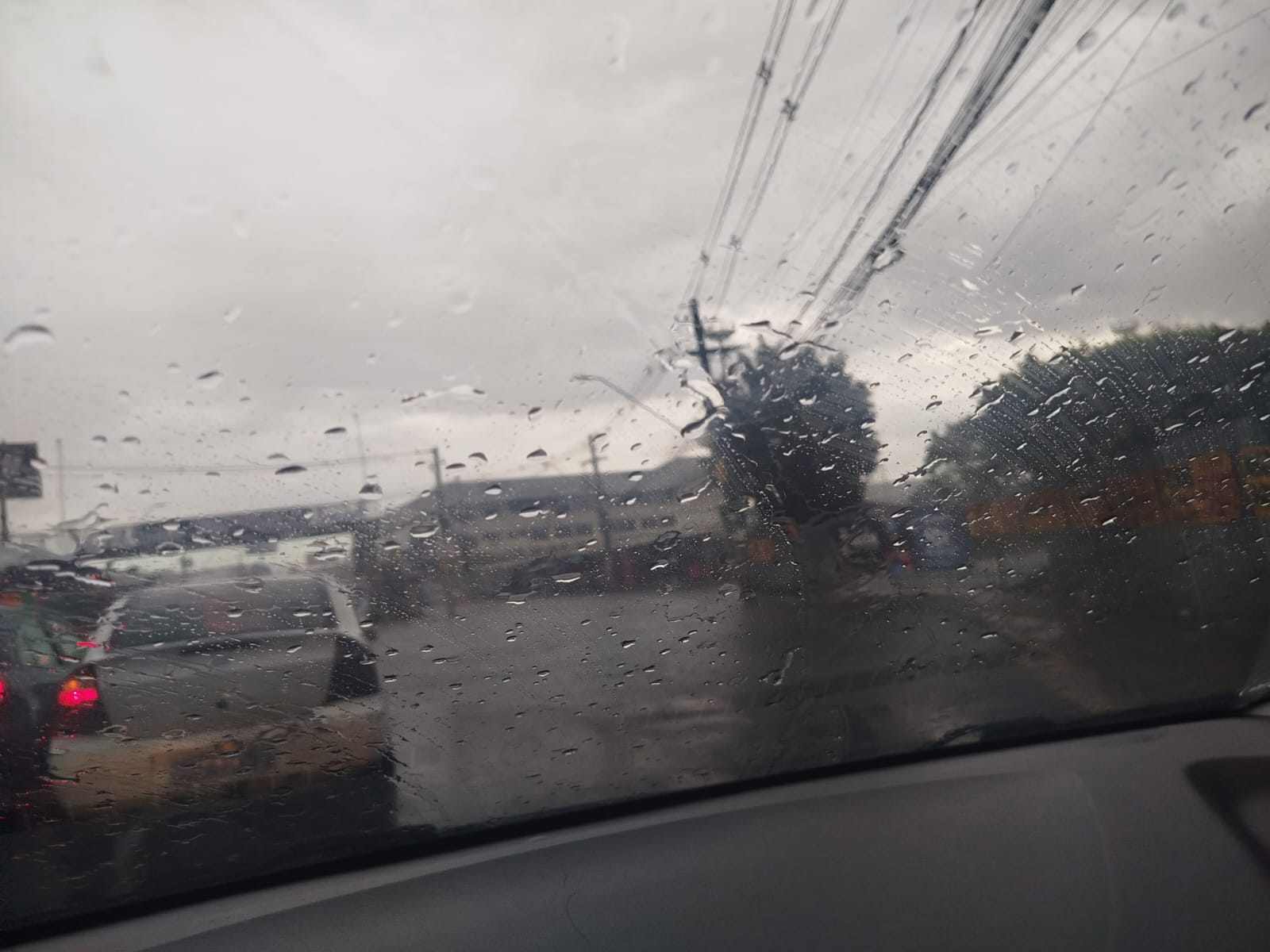 Amazonas recebe alerta de chuvas intensas com risco de alagamentos