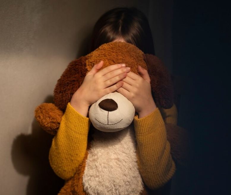 Avô é preso por estuprar netas de 6 e 8 anos em Manaus 