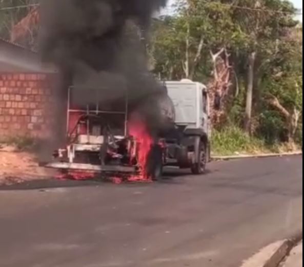 Caminhão é 'engolido' por fogo no meio da rua em Manaus 