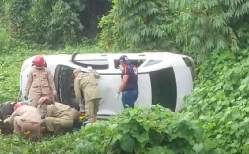 Mulher fica presa às ferragens de carro durante acidente na BR-174