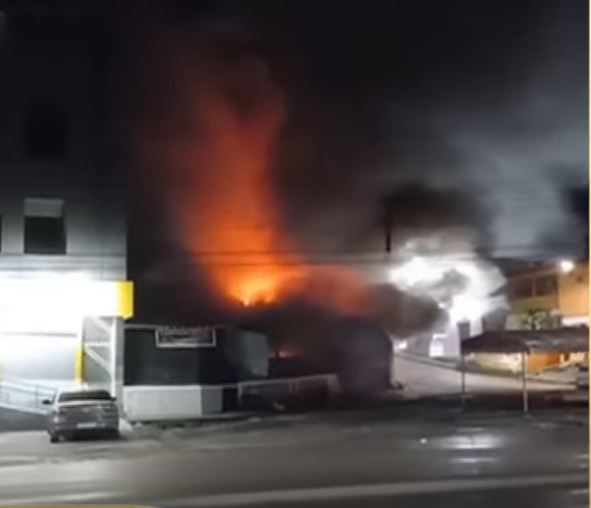 Incêndio consome distribuidora e desespera moradores no Amazonas