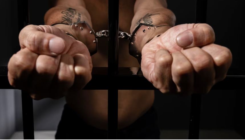 Homem é preso com R$ 5 mil em notas falsas após aplicar golpe em Manaus