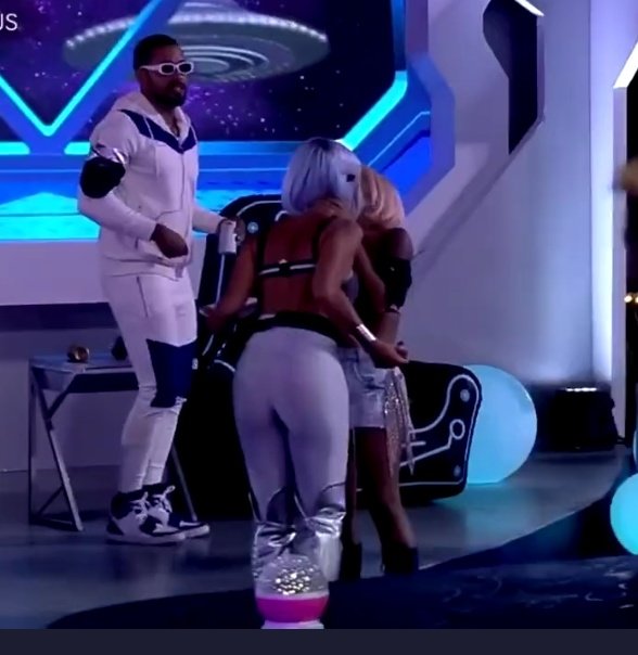 A Fazenda: Sthe e Aline dão beijão durante festa 