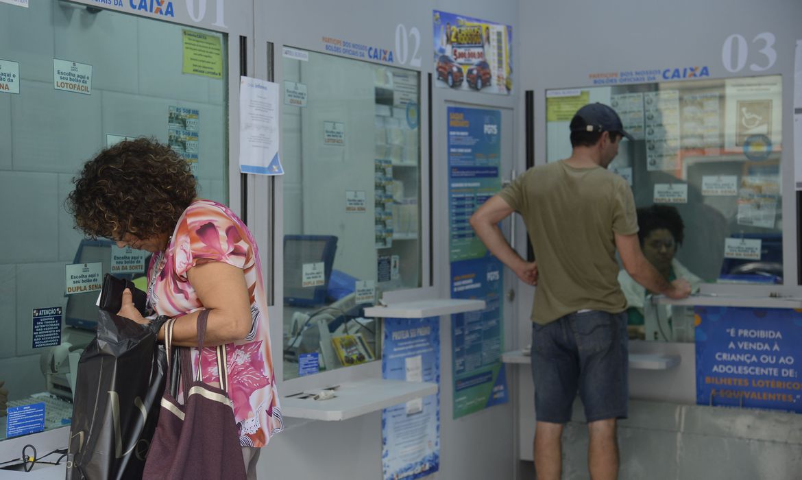 Mega-Sena de hoje deve pagar prêmio de R$12 milhões