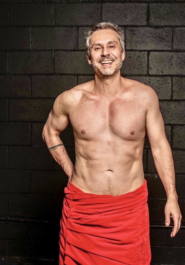 Alexandre Nero surpreende ao surgir saradão de toalha e provoca fãs