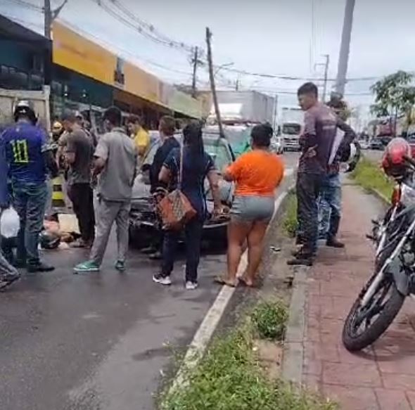 Carro atropela duas mulheres e deixa trânsito caótico em avenida de Manaus