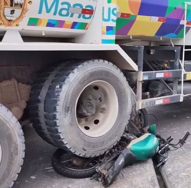 Moto vai parar debaixo de caçamba após ultrapassagem perigosa em Manaus