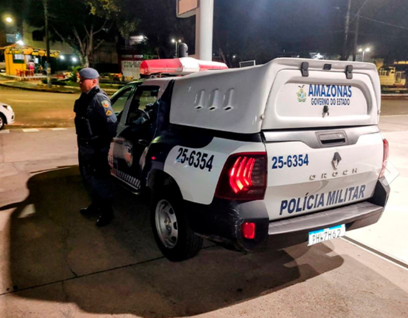 Foragido tentar destruir celular ao ver polícia e acaba preso em Manaus
