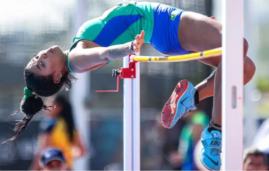 Valdileia garante vaga na final, mas se machuca durante salto em altura