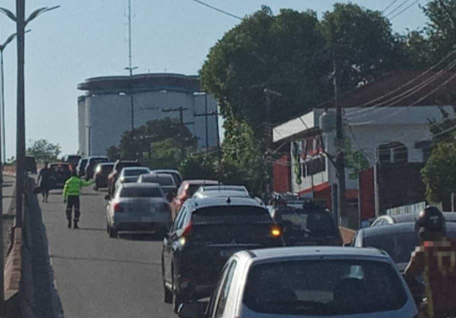 Carro em pane mecânica causa caos no trânsito em viaduto de Manaus