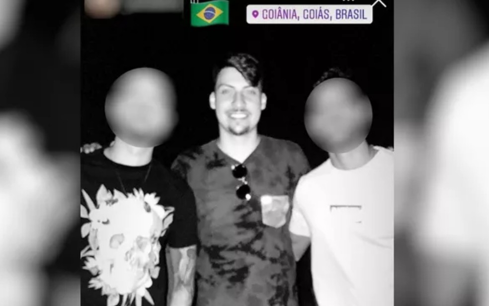 Festa de luxo clandestina com filho de Bolsonaro é interditada em Goiânia