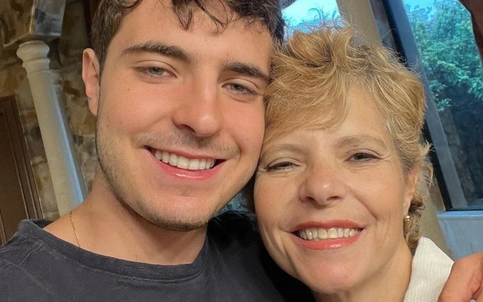 Filho de Gugu posa com mãe Rose Miriam em meio a briga judicial