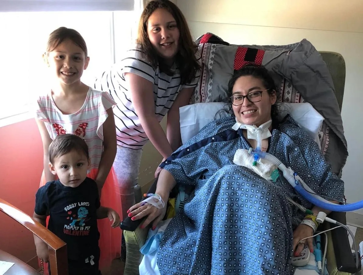 Mãe volta para casa após 1 ano internada por Covid e filho não a reconhece