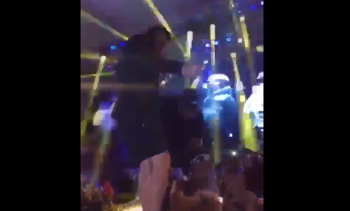 Filipe Ret chuta fã de cima de palco e é detonado por internautas