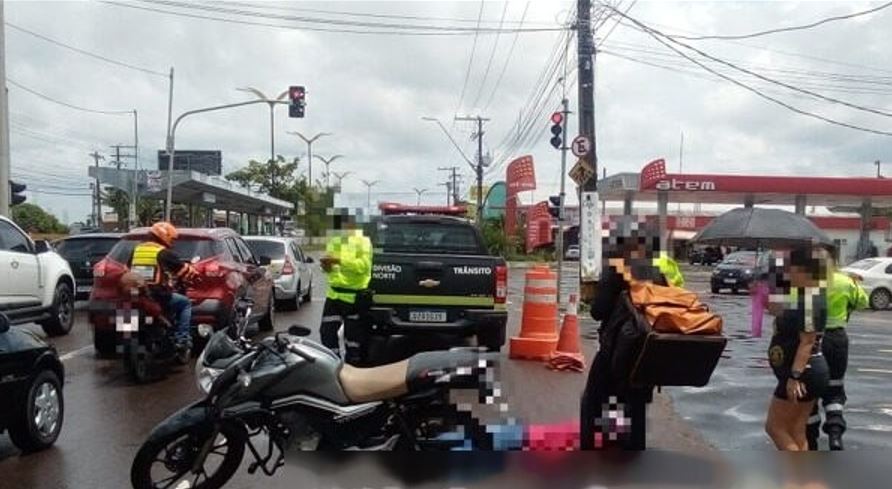 Homem fica ferido ao cair com motocicleta no meio de avenida em Manaus 