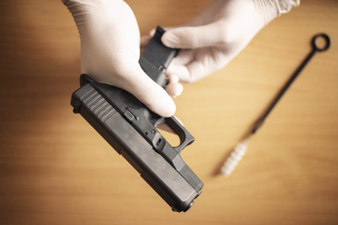 Busca e apreensão de armas na casa de presos em flagrante valida condenação
