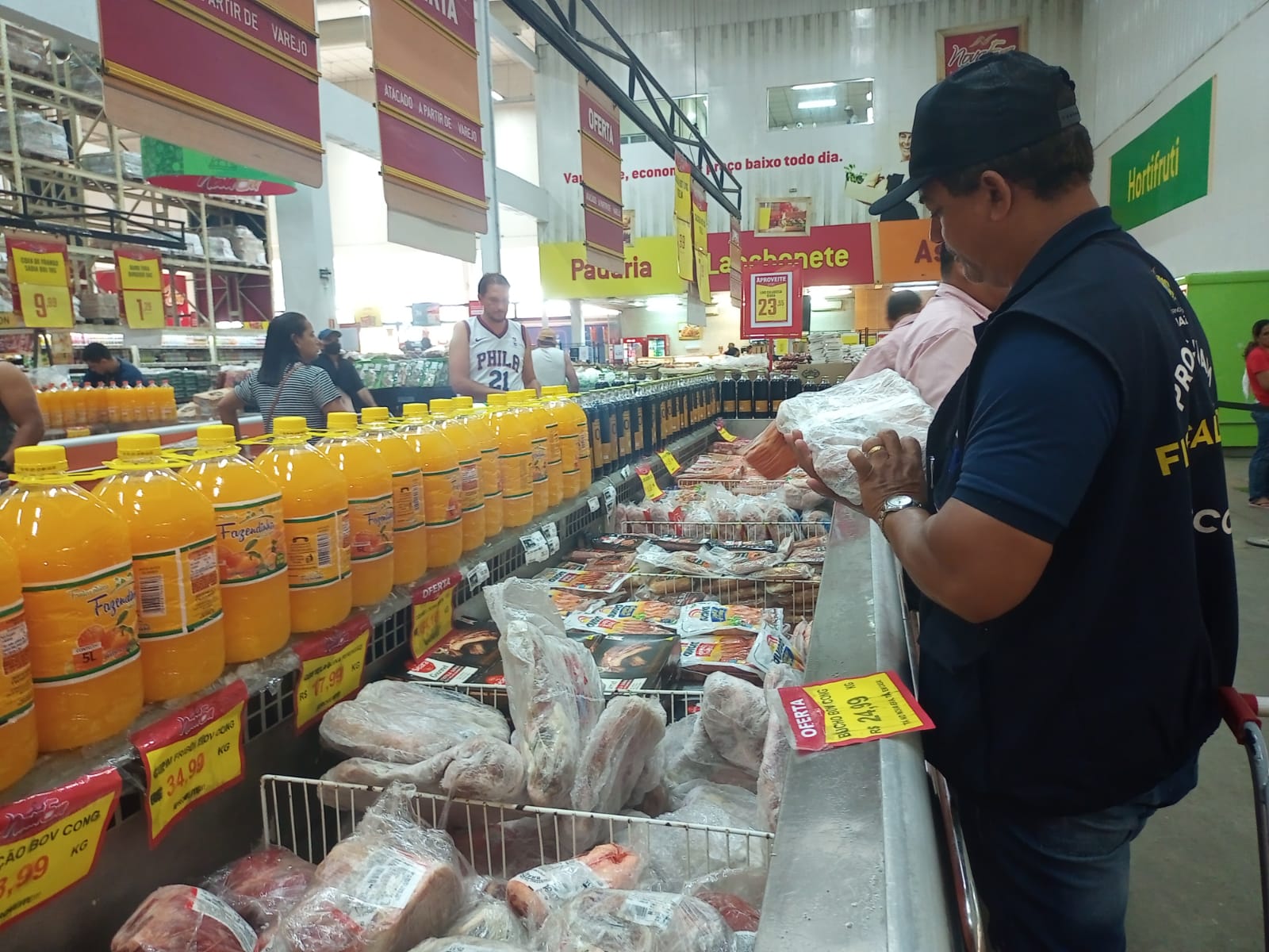Procon encontra alimentos sendo vendidos com embalagens violadas em Manaus