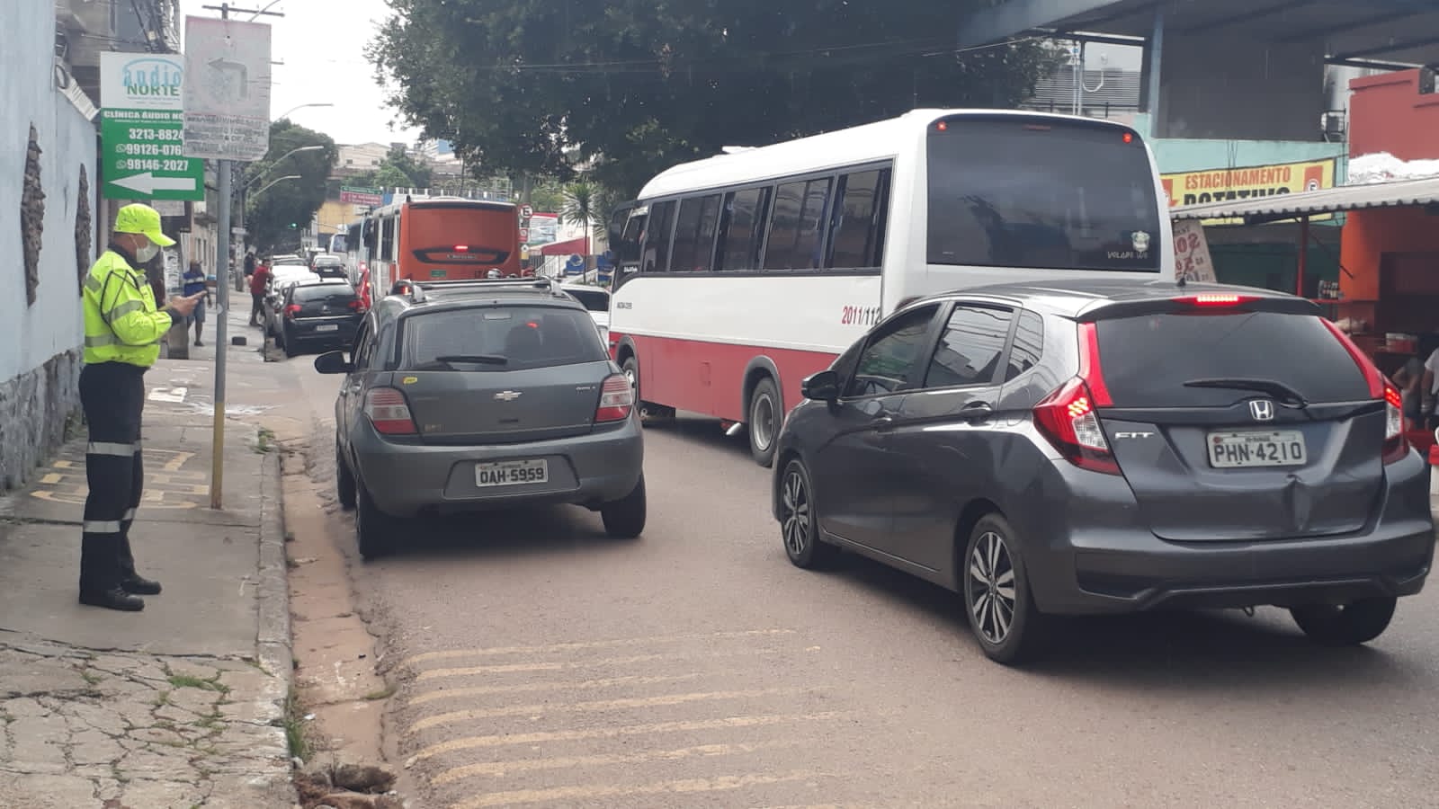 80 motoristas são multados ao estacionarem em locais proibidos em Manaus